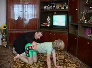 Отчим помог дочке занятся аэробикой и возбудил на секс